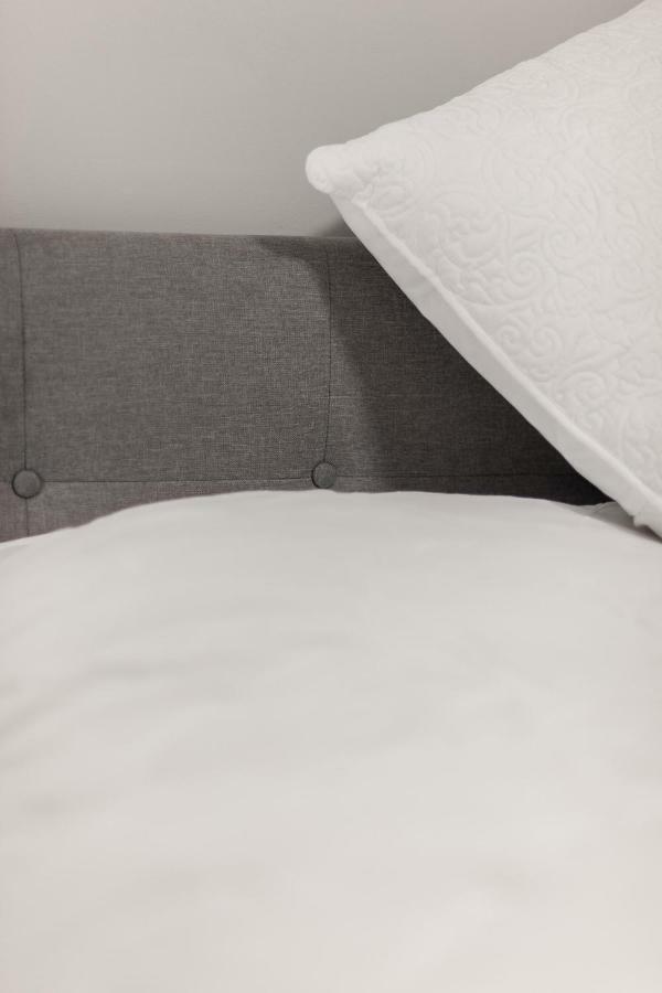 Entire 2 Bedroom Apartment Uptown Waterloo - E1 Buitenkant foto